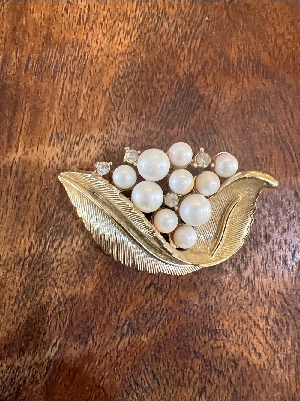 Gold-Tone faux Pearl Cluster Leaf Brooch - Classic vintage Women's Jewelry